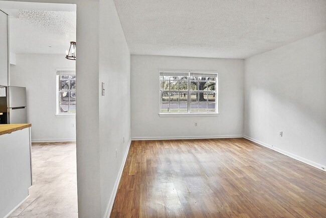 Building Photo - Charming 1 bedroom 1 Bathroom across from Daffin Park