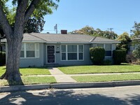 Building Photo - Charming 3 Bedroom/1.5 bathroom home with ...