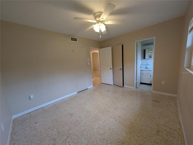 Building Photo - 208 Oakwood Dr