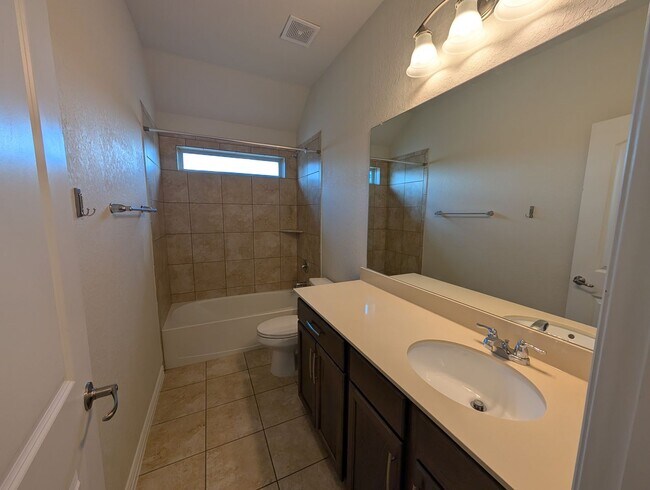 Building Photo - 4/2.5/2 with Large Game Room / Near Gruene...