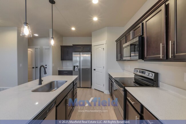 Building Photo - Great Townhome in Lehi - 3BD - 2BTH - 2GAR - Clubhouse & Pool.