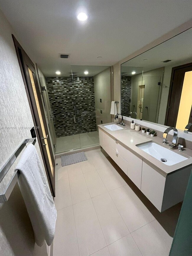 Building Photo - 200 Biscayne Blvd Way