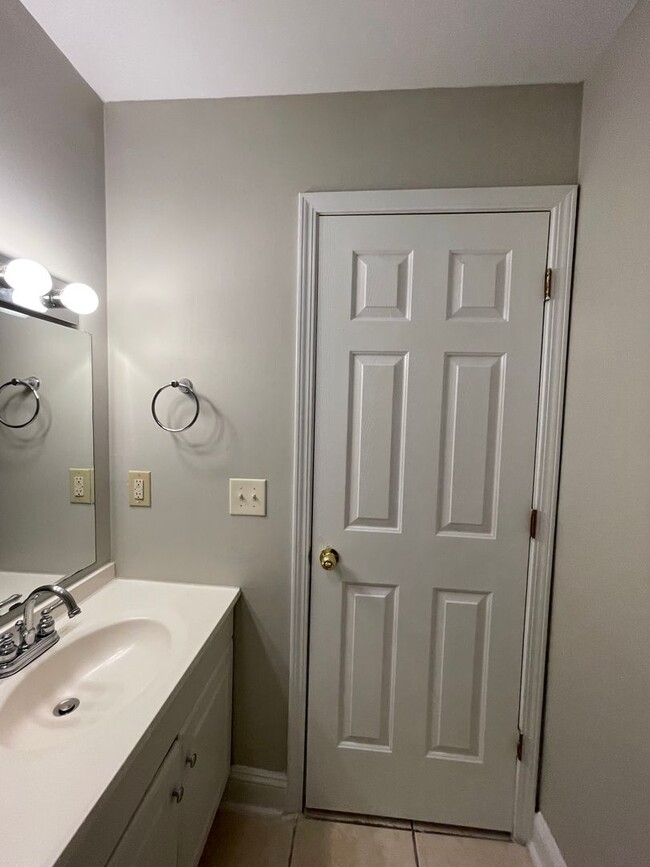 Building Photo - 2bd/1.5ba Townhome super close to CMC, HGT...