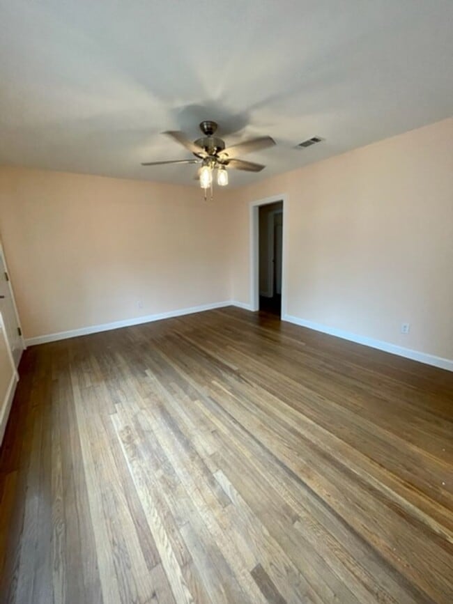 Building Photo - Cute beach bungalow in Biloxi, MS!