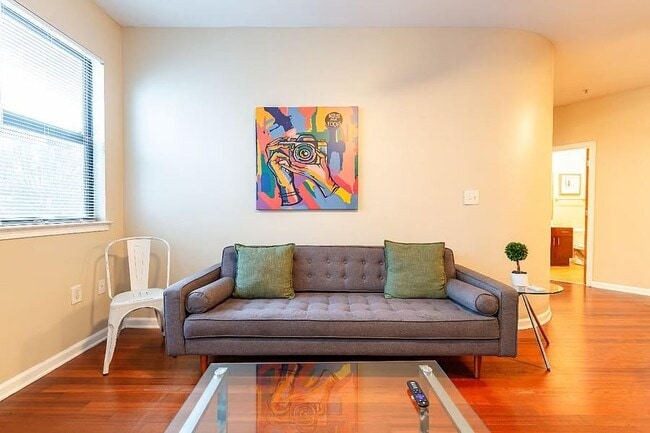 Building Photo - 898 Oak St SW