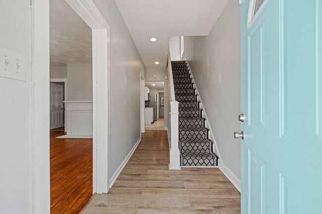 Building Photo - 3 Bedroom/1.5 Bath Northside Home ***Avail...