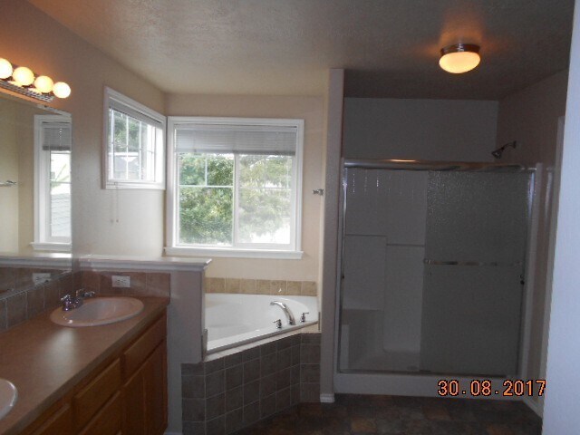 Building Photo - NE Meridian 4 Bedroom Home for Rent w 3 car garage