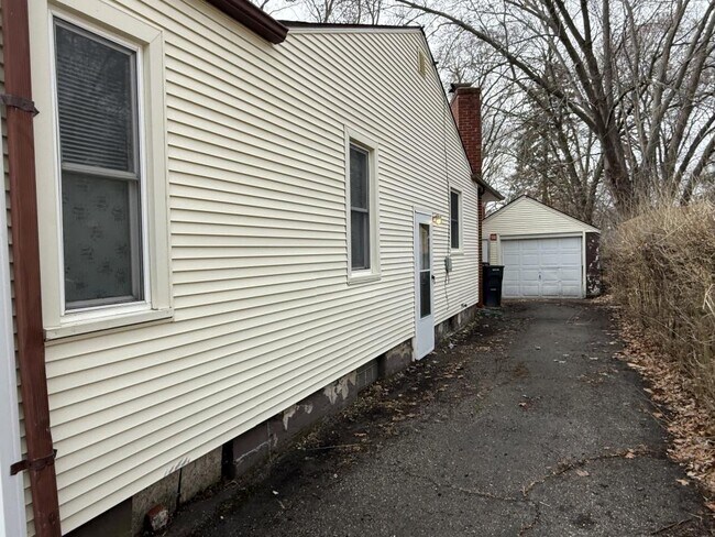 Building Photo - 1410 Bradley Ave