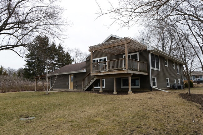 Building Photo - 1070 Center Dr