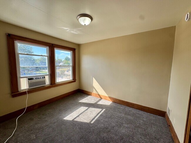 Building Photo - Updated 2BR Townhome Across from Stephens Park