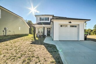 Building Photo - Pet Friendly Three Bedroom!