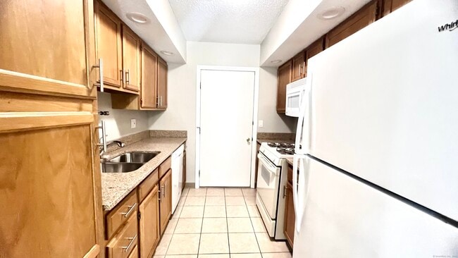 Building Photo - 16 Maple St