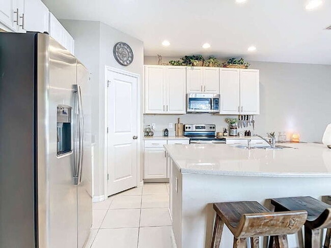 Building Photo - 10525 Oakside Dr