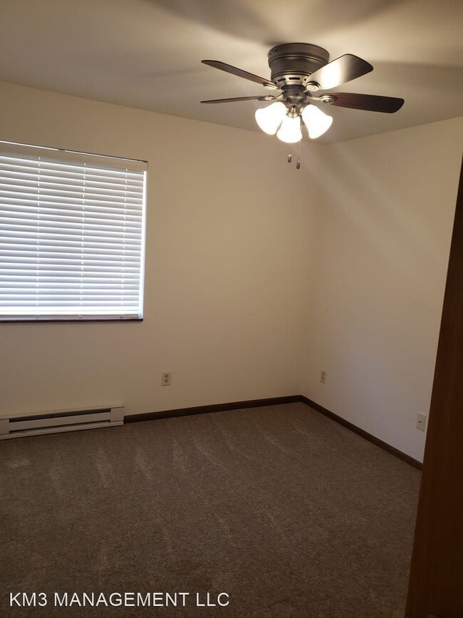 Building Photo - 230-236 E Tyranena Park Rd
