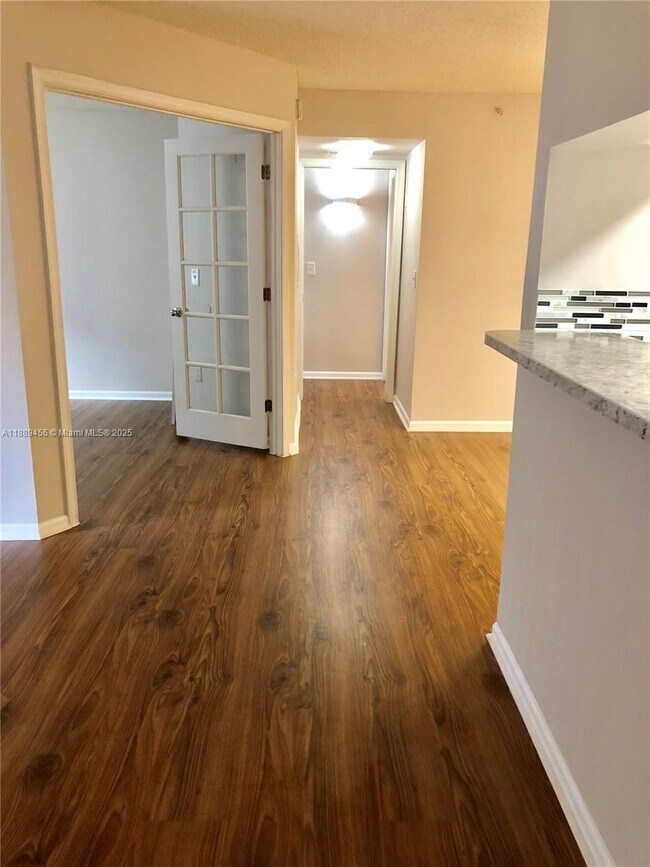 Building Photo - 4852 N State Rd 7