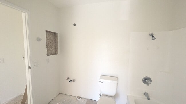 Building Photo - Refreshed condo in Gated Community