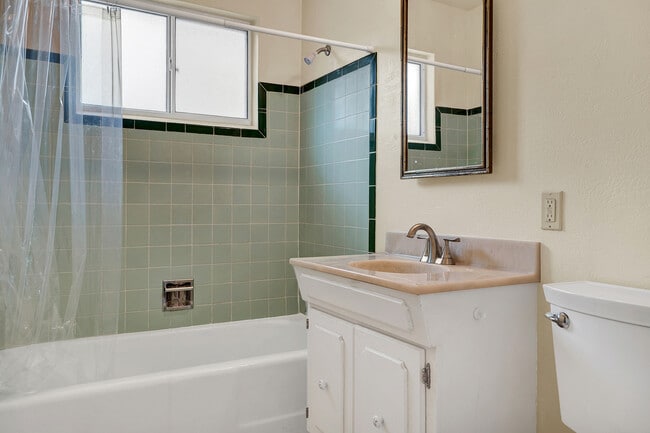 Building Photo - Cielo Vista 3 Bedroom 2 Bath