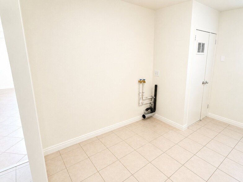 Building Photo - 1656 Bryn Mawr Ct