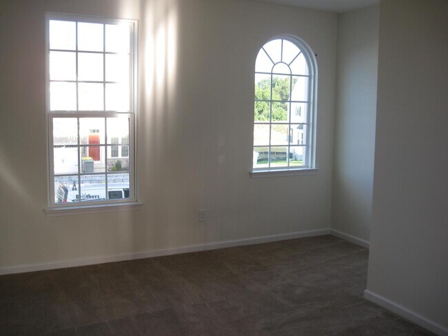 Building Photo - 1210 Madison Ln