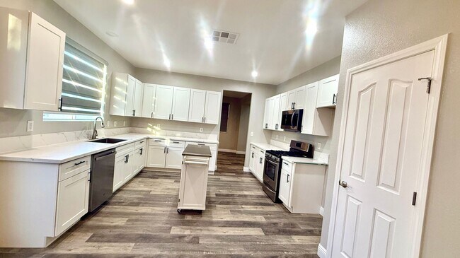 Building Photo - Five bedroom home in Henderson with downstairs bedroom and pool And Spa