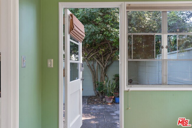 Building Photo - 5116 Village Green