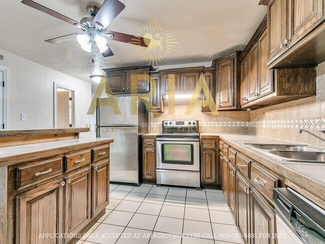 Building Photo - *639-641 Welston Cr.