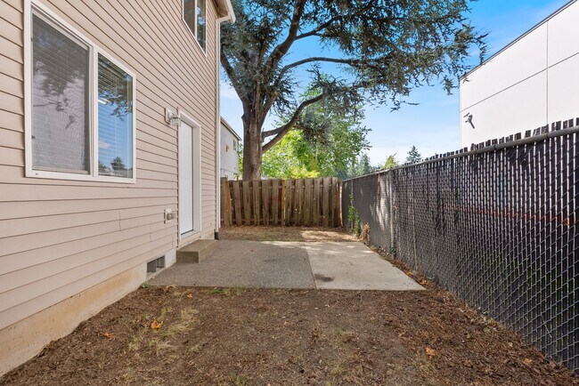 Building Photo - 3Bed/1.5 Bath House available