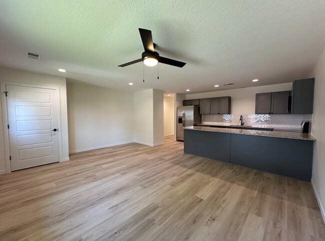 Building Photo - 2 Bedroom/1 Bath Duplex Available For Rent