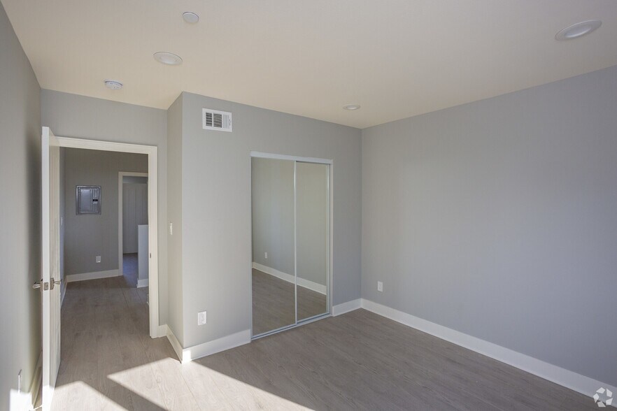 Building Photo - 127 1/2 N Mountain View Ave