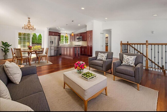 Building Photo - Luxurious home with tasteful updates throu...