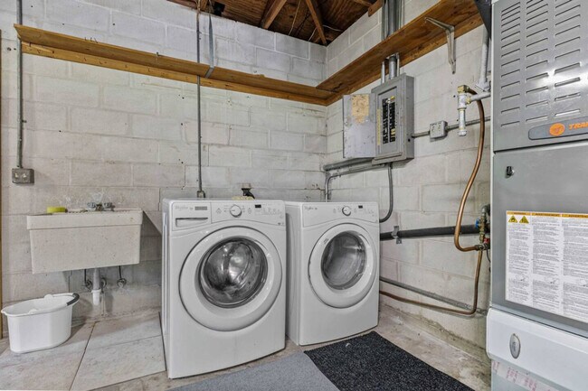 Building Photo - 2821 NW 4th Ln