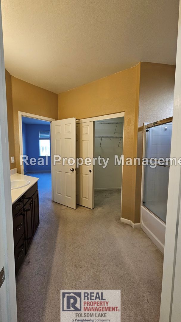 Building Photo - Updated 3 Bed 2 Bath Home on quiet Court