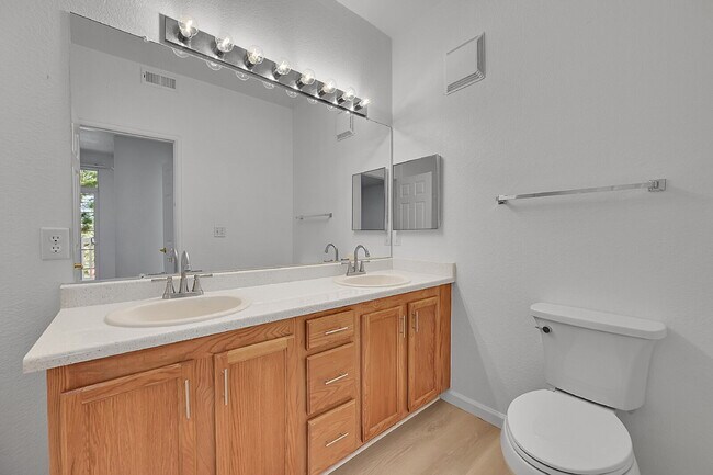 Building Photo - $1,900 - 2 Bed, 2 Bath Condo in Aurora with AC and In Unit Laundry!