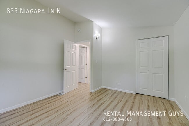 Building Photo - Stunning 4 Bedroom Home! Wayzata School District!