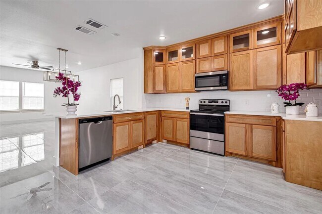 Building Photo - 3155 N Glen Garden Dr