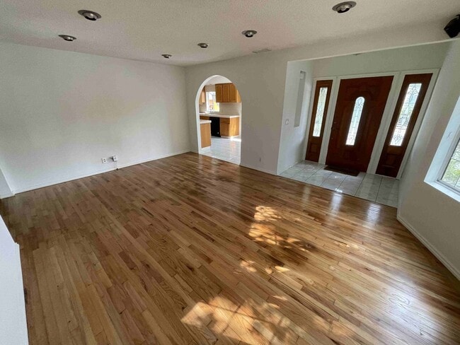 Building Photo - CENTRALLY LOCATED HOME IN BEVERLYWOOD!
