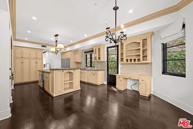 Building Photo - 305 N Palm Dr