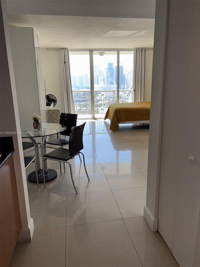 Building Photo - 1750 N Bayshore Dr