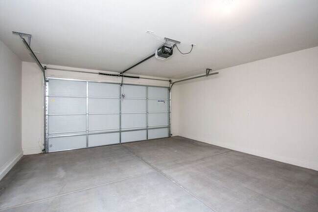 Building Photo - COMING SOON!! RECENTLY BUILT HOME IN MARICOPA!