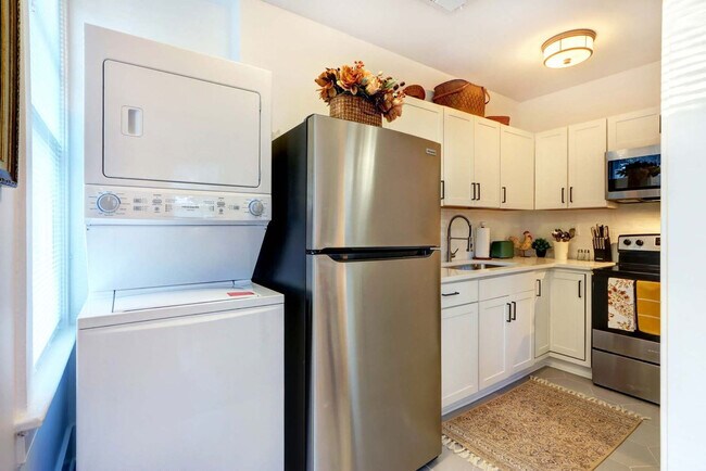 Building Photo - 306 E Victory Dr