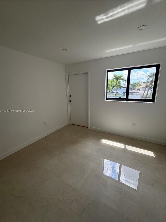 Building Photo - 1820 W 53rd St