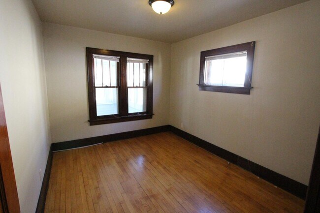 Building Photo - 3 bedroom 1 bath West Allis home with granite counters and 2 car garage