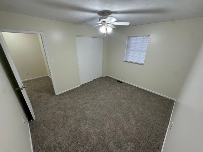 Building Photo - SPACIOUS TOWNHOME WITH FINISHED BASEMENT