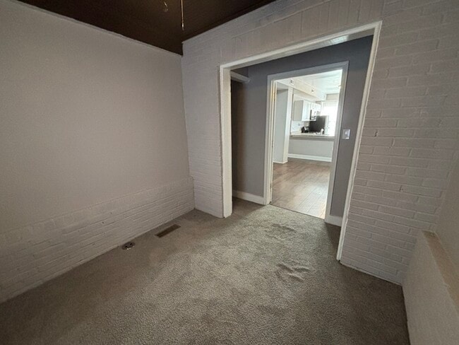 Building Photo - 4 Bedrooms