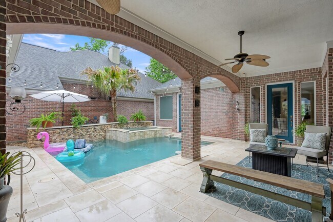 Building Photo - 204 W Pines Dr