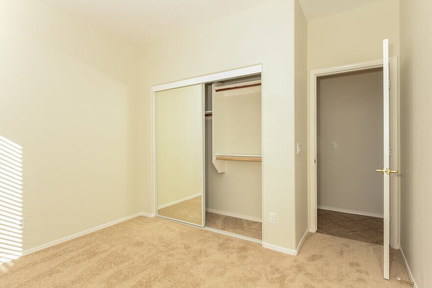 Building Photo - 2621 W Medinah Way