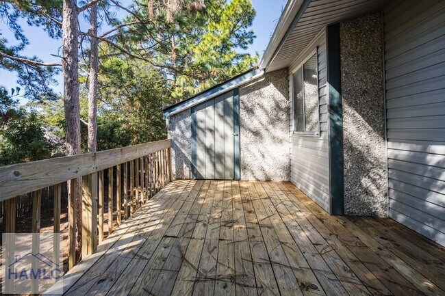 Building Photo - 910 Brett Dr