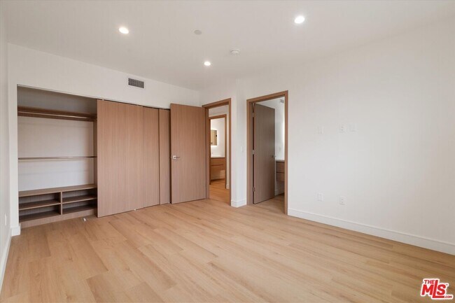Building Photo - 5530 Sunnyslope Ave