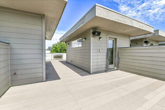 Building Photo - $3,200 - 2 Bed/2.5-bathroom Townhome in De...