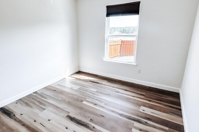 Building Photo - 708 Promenade Dr